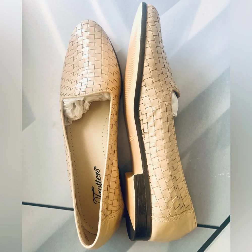 Trotters Women's Beige Woven Flats
